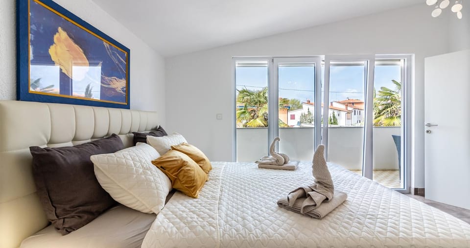 Bed, Photo of the whole room, Bedroom, towels