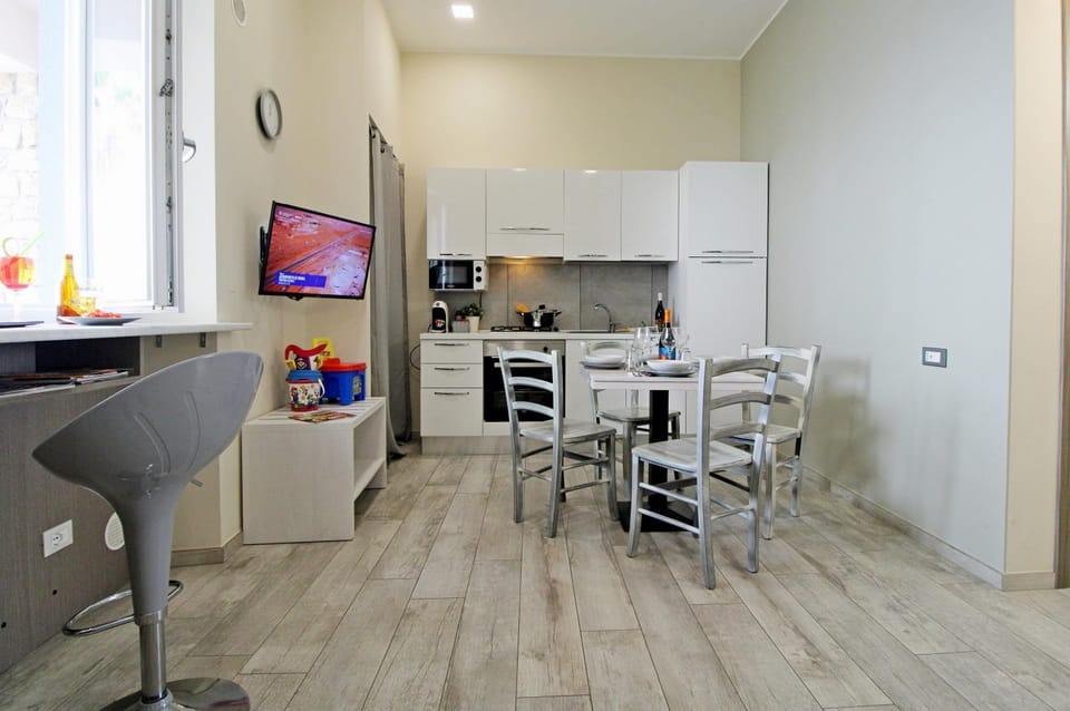 TV and multimedia, Kitchen or kitchenette, Living room, Seating area, Dining area
