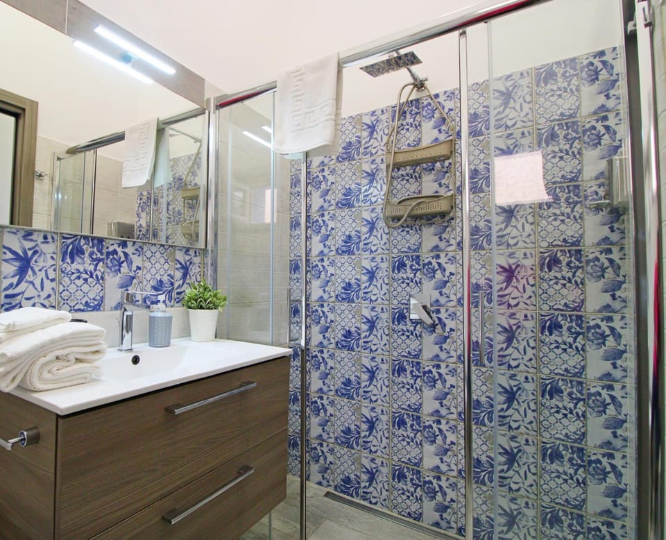 Shower, Toilet, Bathroom, heating, towels