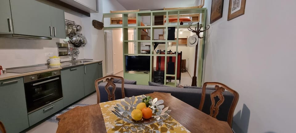 Kitchen or kitchenette, Living room, Seating area, Dining area, minibar, pet friendly