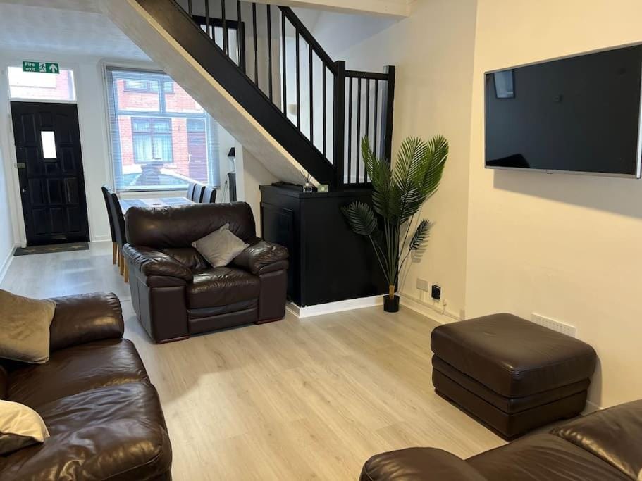 Communal lounge/ TV room, Living room, Seating area, Evening entertainment