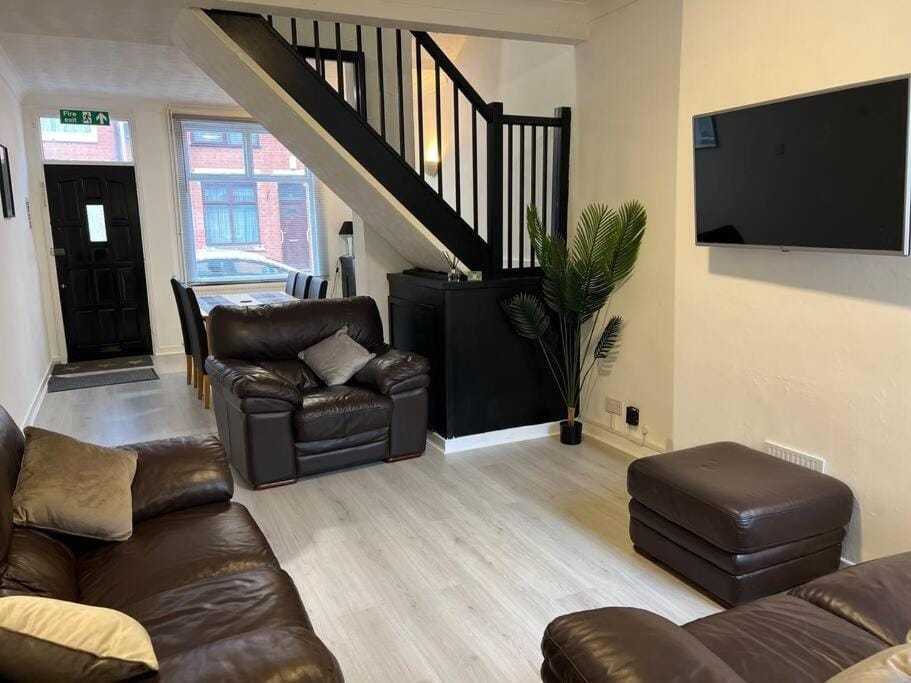 Communal lounge/ TV room, TV and multimedia, Living room, Seating area, Evening entertainment