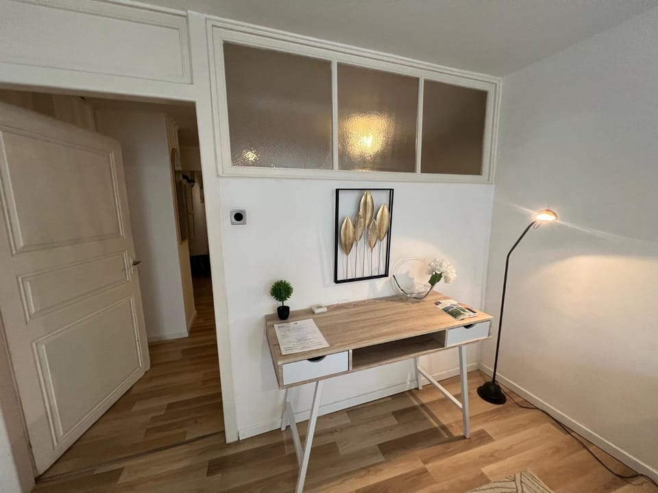 Bed, Living room, Photo of the whole room, Seating area