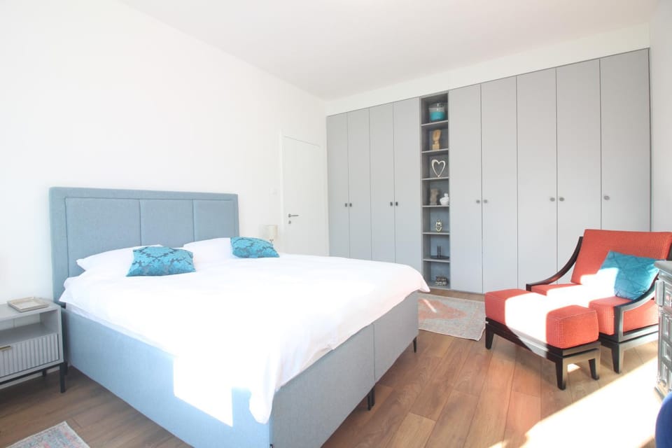 Bed, Photo of the whole room, Bedroom, hair dresser, wardrobe
