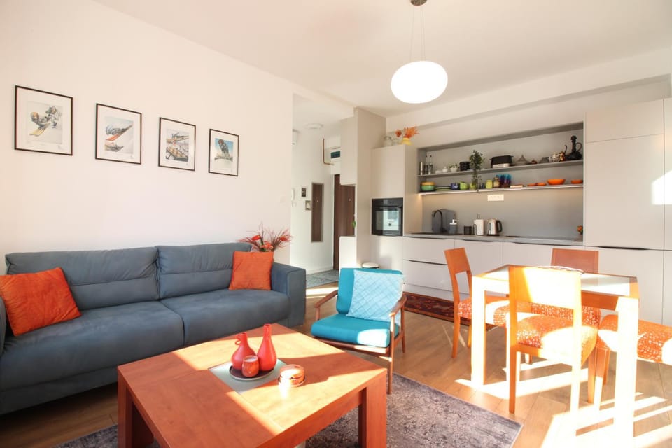 Kitchen or kitchenette, Living room, Seating area, Dining area