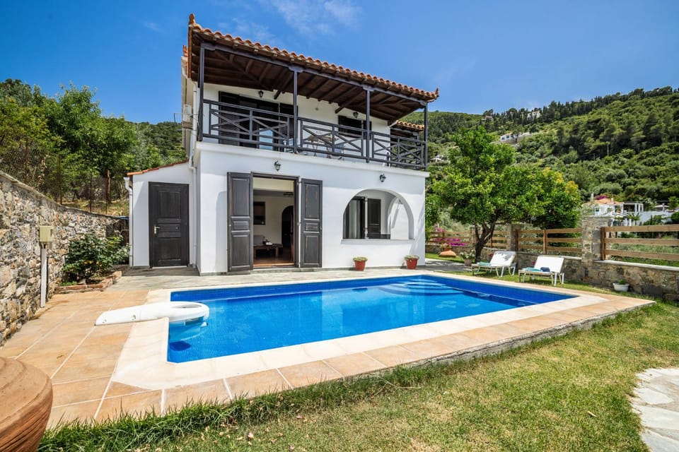 Property building, Patio, Natural landscape, Garden, Swimming pool, sunbed