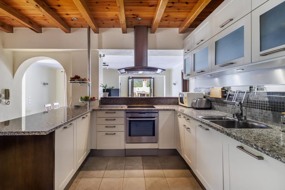 Kitchen or kitchenette, dishwasher, stove
