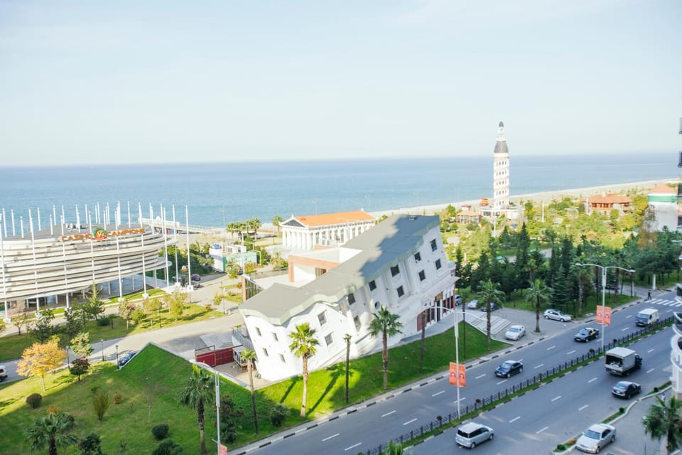 Property building, Nearby landmark, Day, Neighbourhood, Natural landscape, Sea view, Street view, Location, Parking