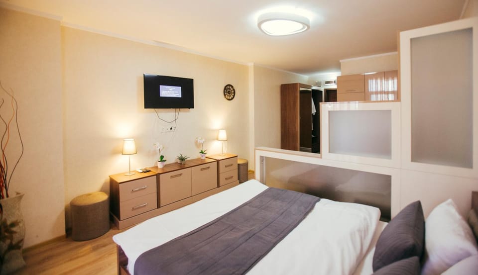 Bed, TV and multimedia, Photo of the whole room, Bedroom