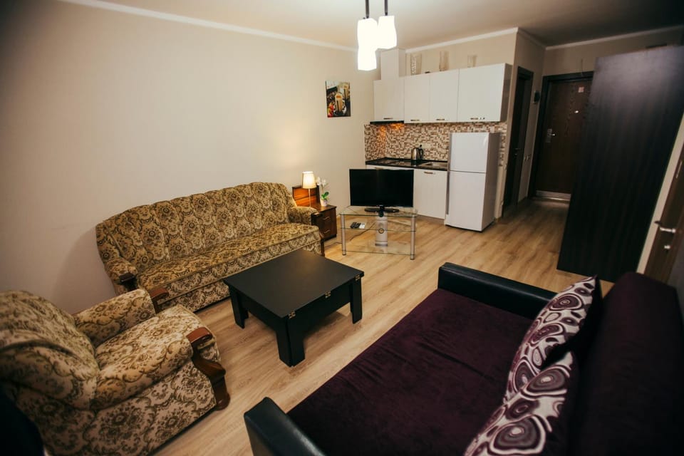 TV and multimedia, Kitchen or kitchenette, Living room, Seating area, minibar, stove