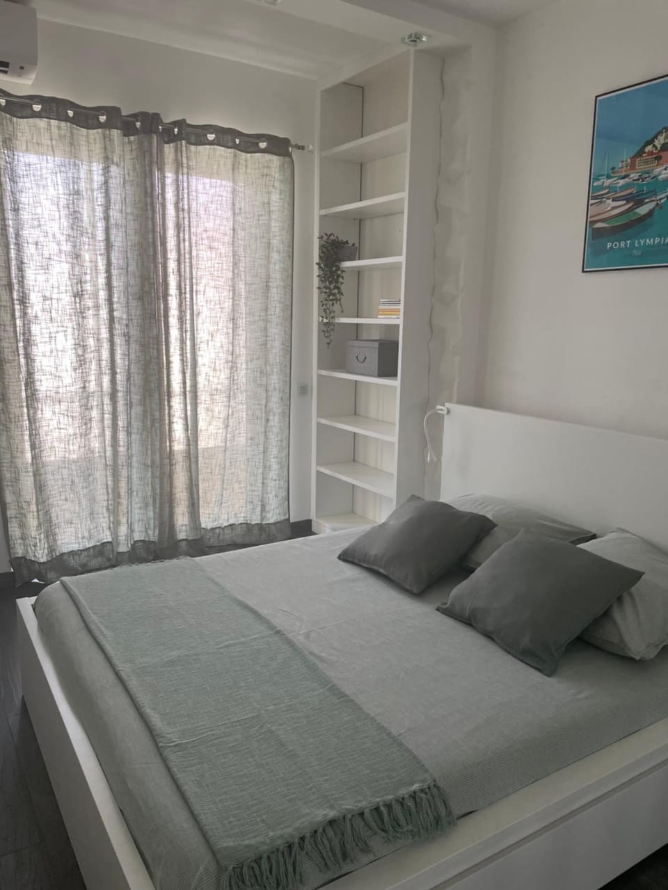 Photo of the whole room, Bedroom