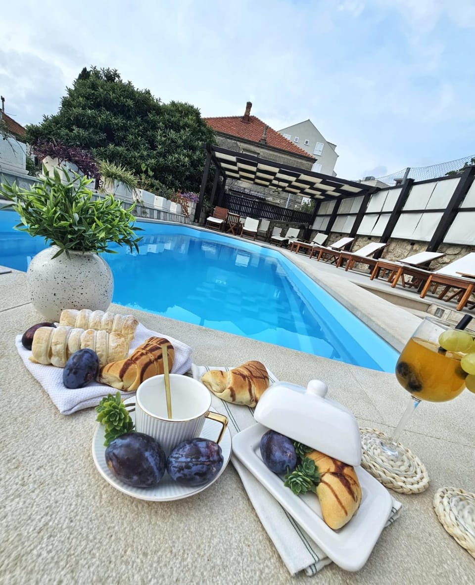 Pool view, Swimming pool, sunbed