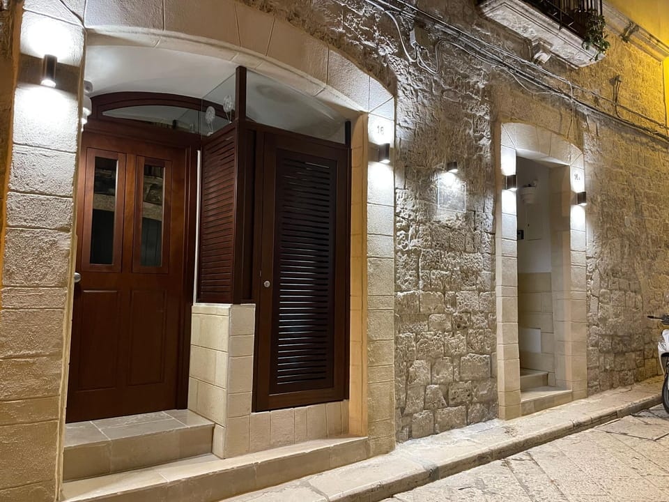 Property building, Facade/entrance, Night