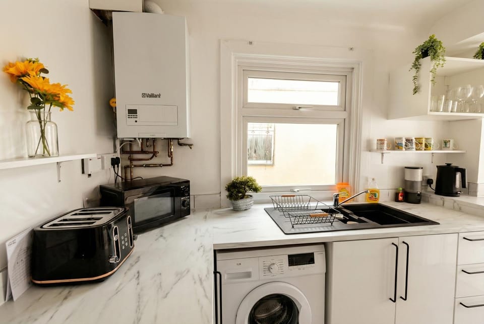 Kitchen or kitchenette, toaster, washing machine