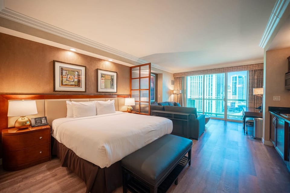 No Resort Fee Strip View Balcony+ Free Valet+ Pool House in Las Vegas Strip