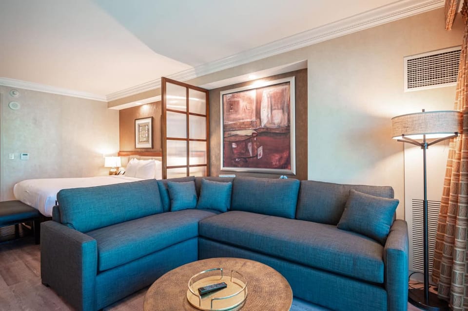 No Resort Fee Strip View Balcony+ Free Valet+ Pool House in Las Vegas Strip