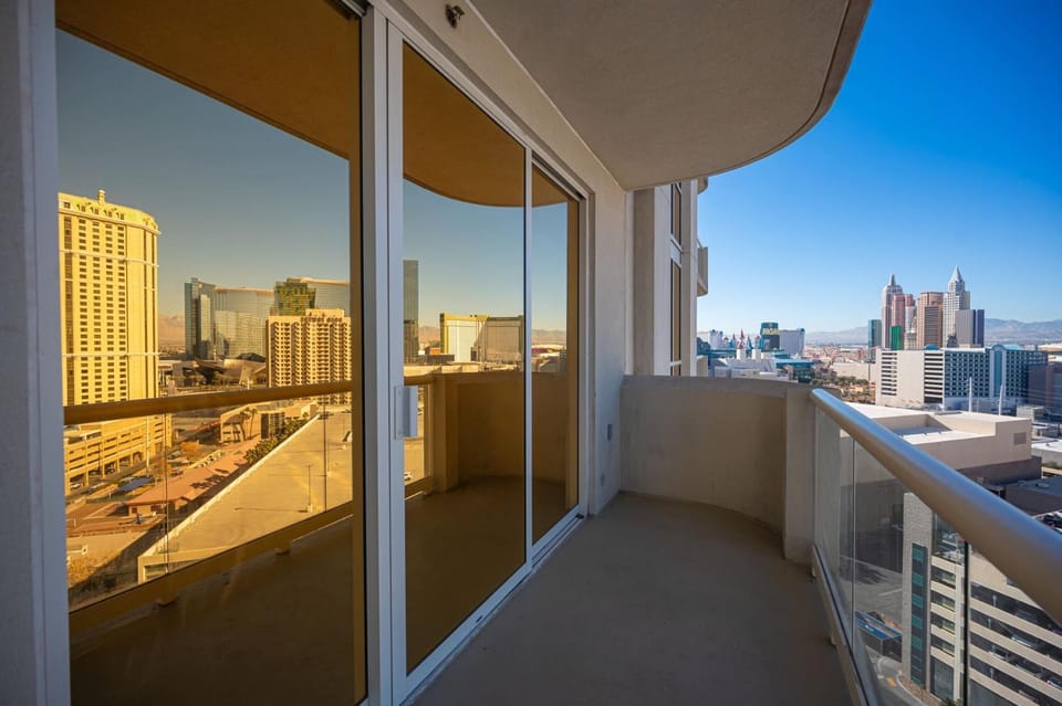 No Resort Fee Strip View Balcony+ Free Valet+ Pool House in Las Vegas Strip