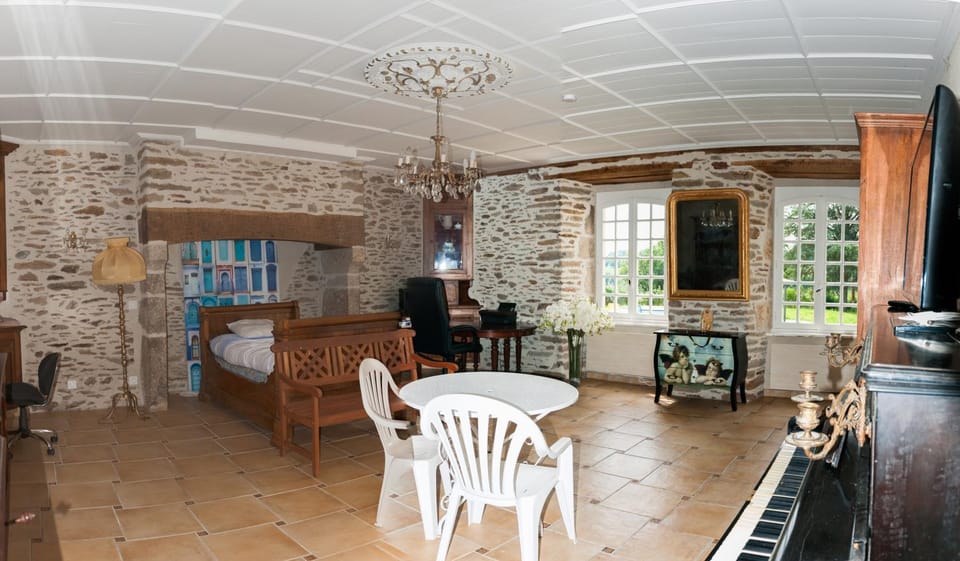 Maison de maître de 1789 rénovée avec piscine House in Auvergne-Rhône-Alpes