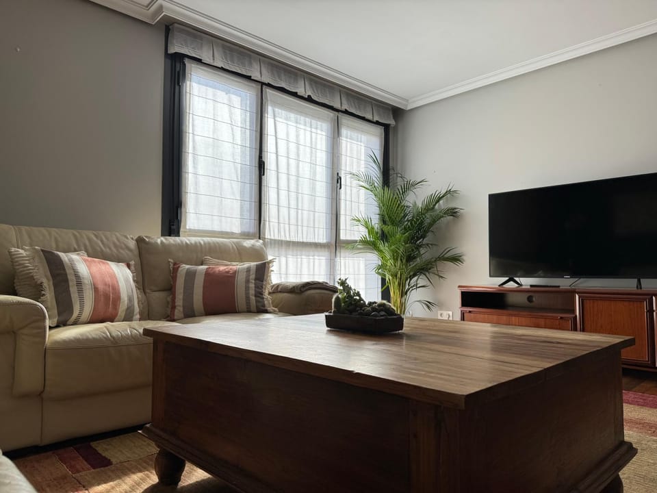 TV and multimedia, Living room, Seating area, Evening entertainment