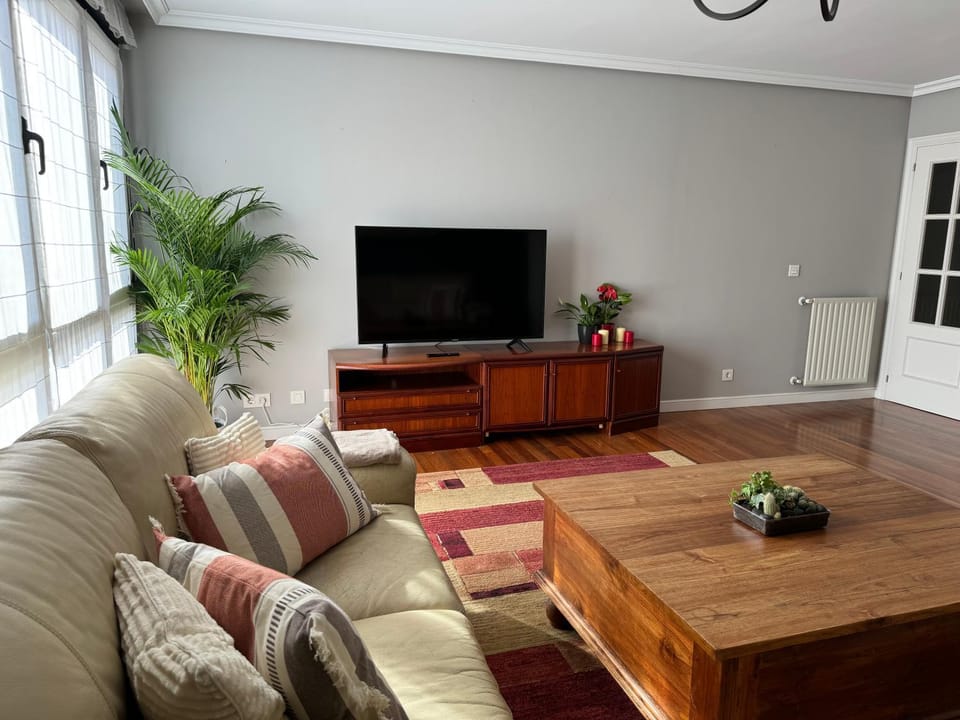 Communal lounge/ TV room, TV and multimedia, Living room, Seating area, Evening entertainment