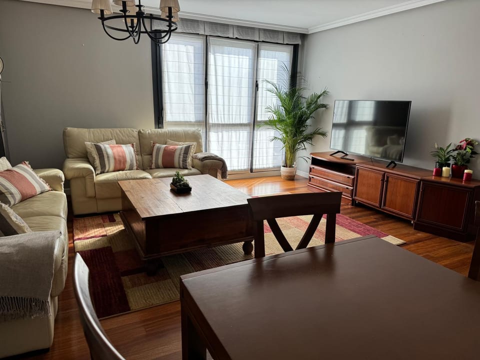 TV and multimedia, Kitchen or kitchenette, Living room, Seating area, Dining area