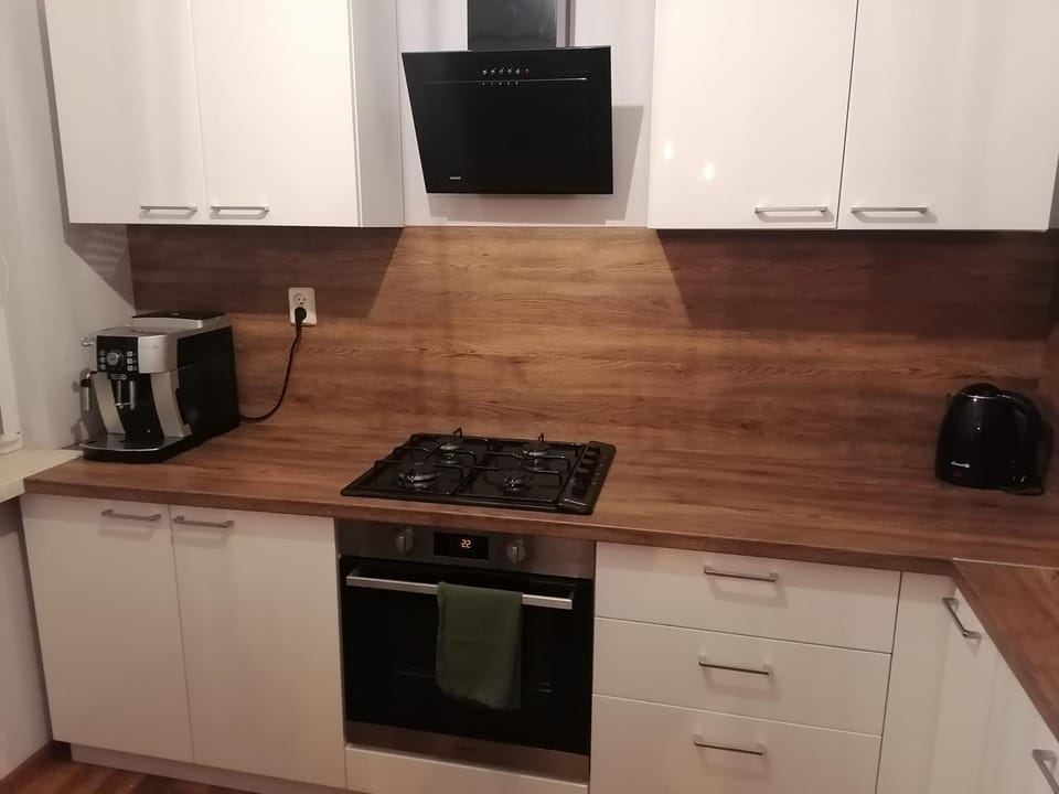 Coffee/tea facilities, Kitchen or kitchenette, stove