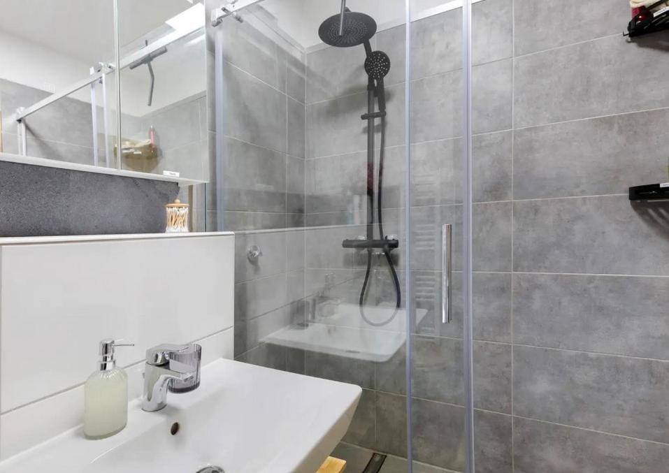 Shower, Bathroom, towels, Internal: Not applicable to any particular room