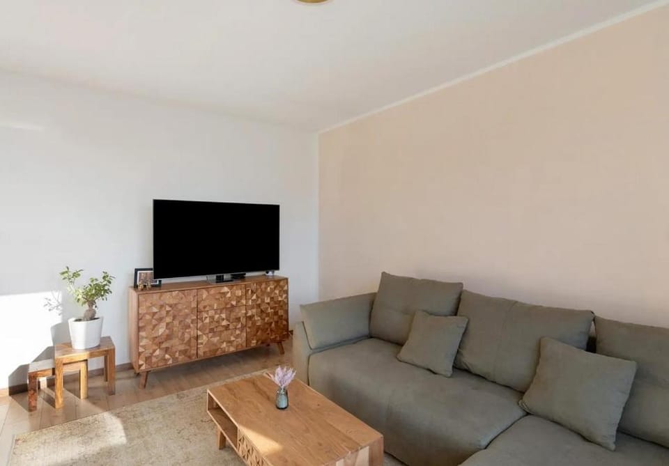 TV and multimedia, Living room, Evening entertainment, Internal: Not applicable to any particular room