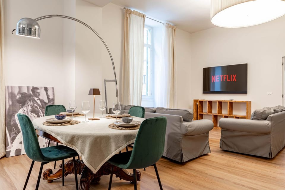 TV and multimedia, Living room, Seating area, Dining area