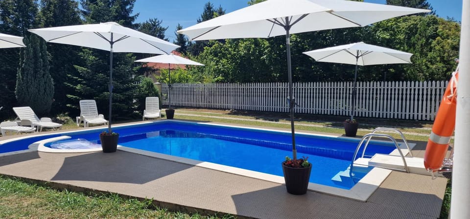 Bella Villa Apartmanház Bed and Breakfast in Hungary