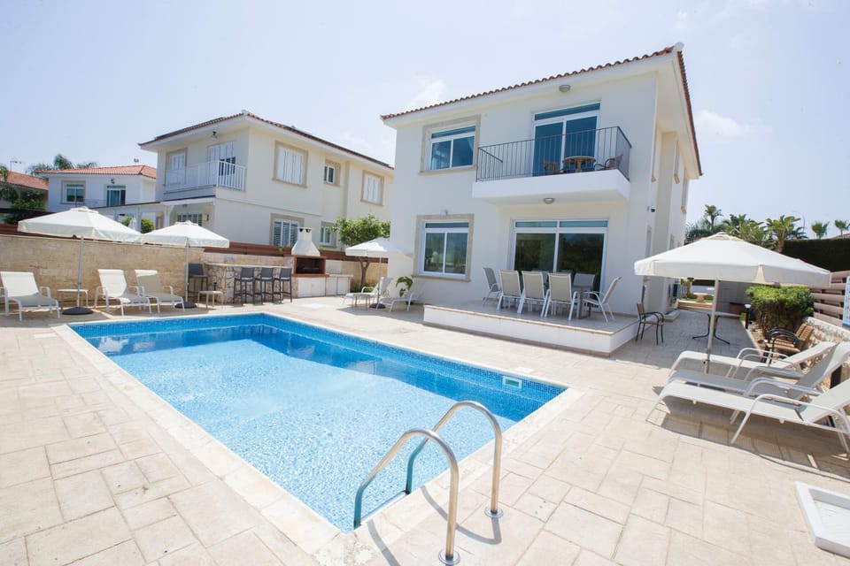 Patio, BBQ facilities, Pool view, Swimming pool, sunbed