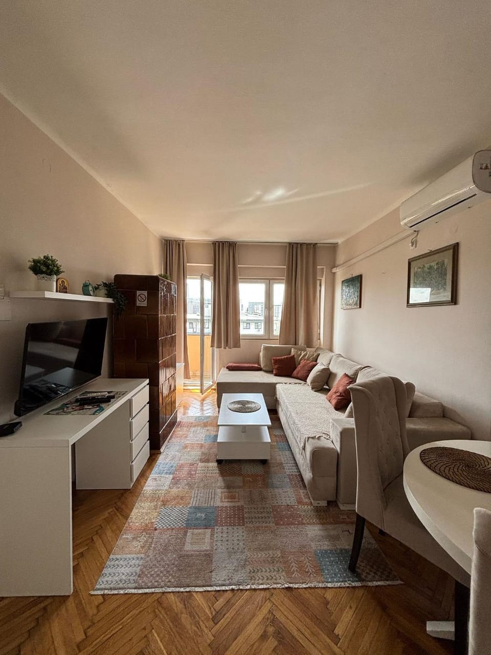 Communal lounge/ TV room, Bed, TV and multimedia, Living room, Photo of the whole room, Seating area, Evening entertainment, air conditioner