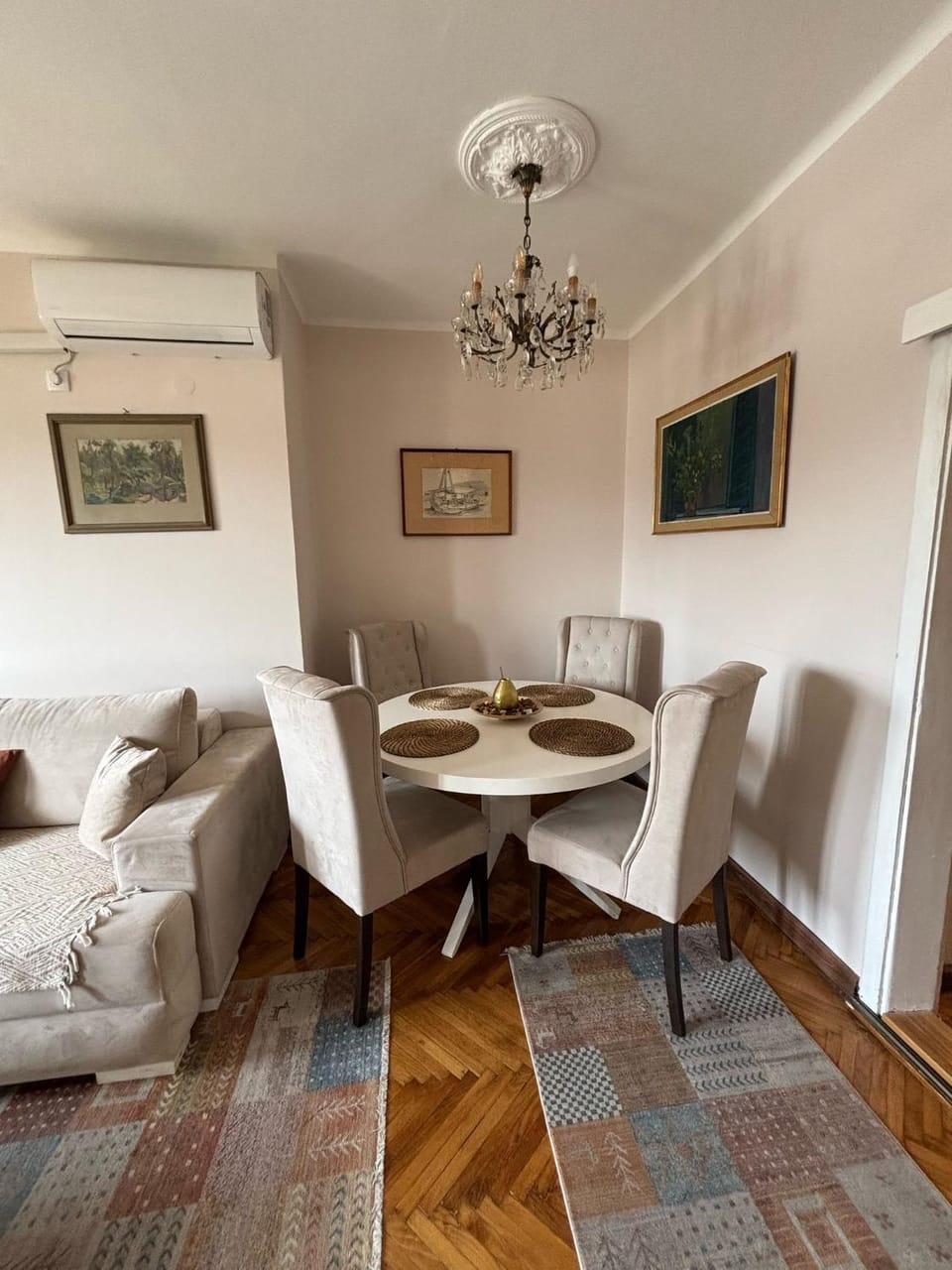 Seating area, Dining area, air conditioner