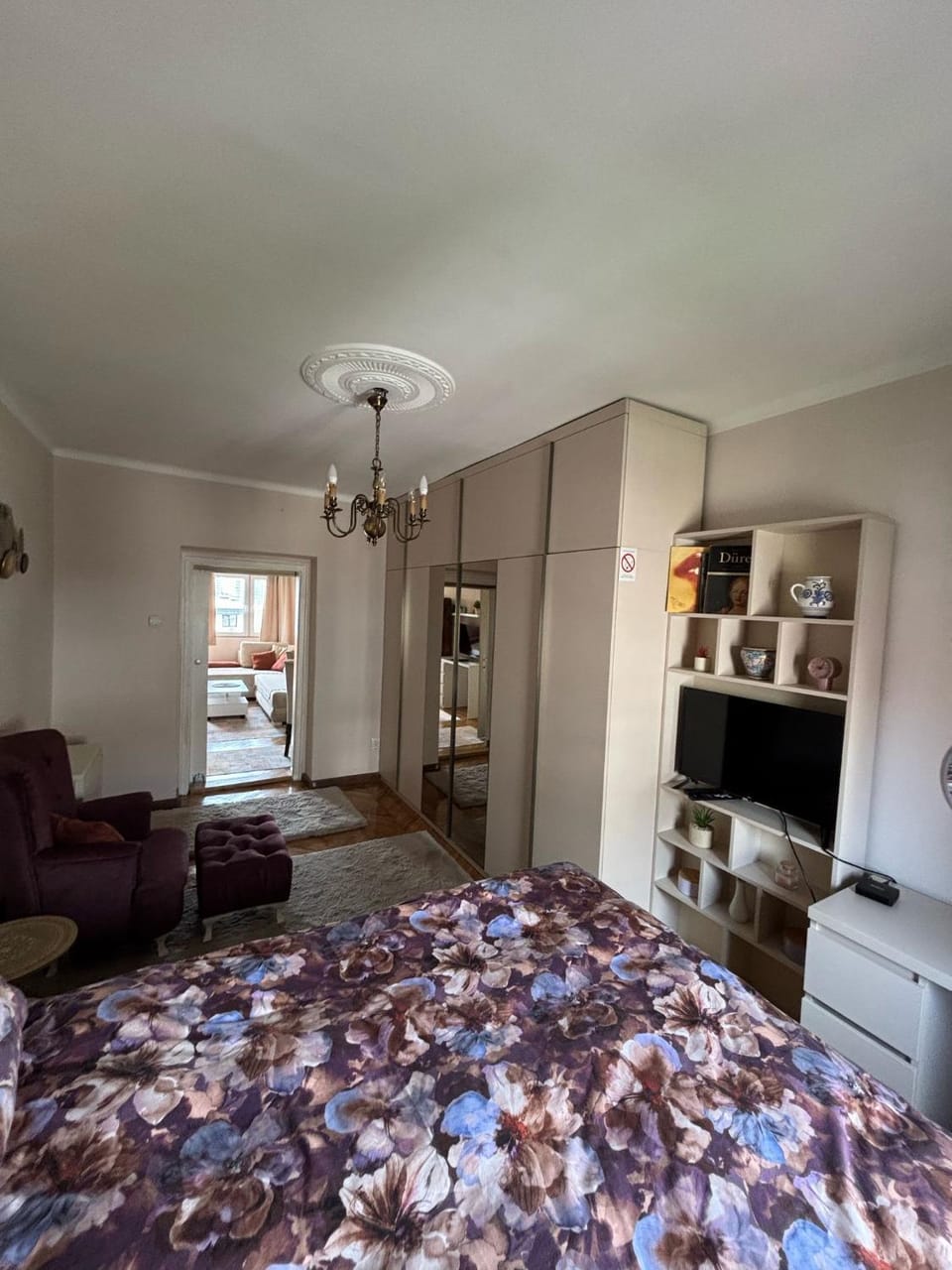 Bed, TV and multimedia, Photo of the whole room, Seating area, Bedroom