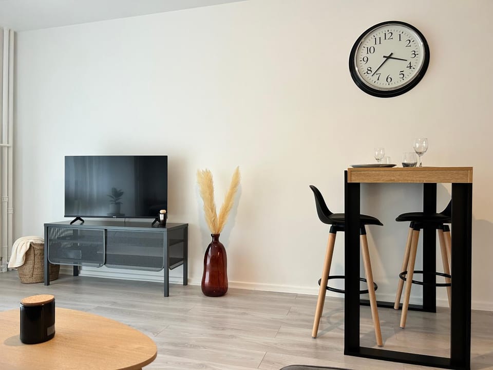 Communal lounge/ TV room, TV and multimedia, Living room, Seating area
