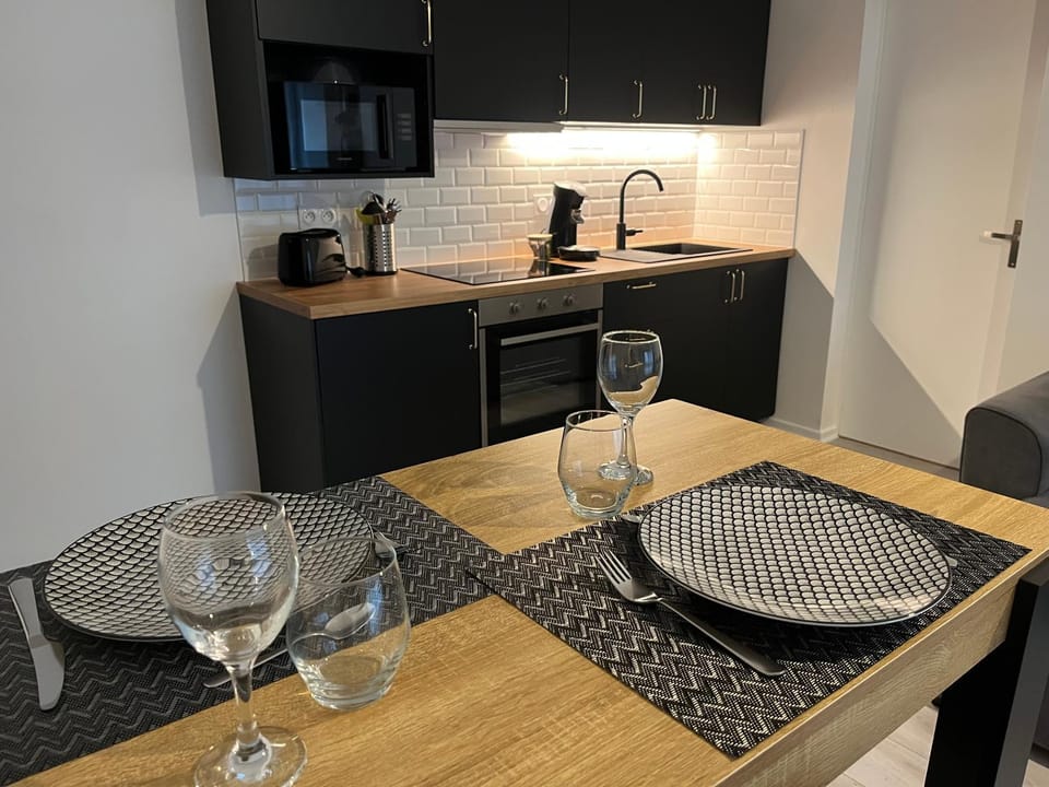 Kitchen or kitchenette, Dining area, minibar, stove
