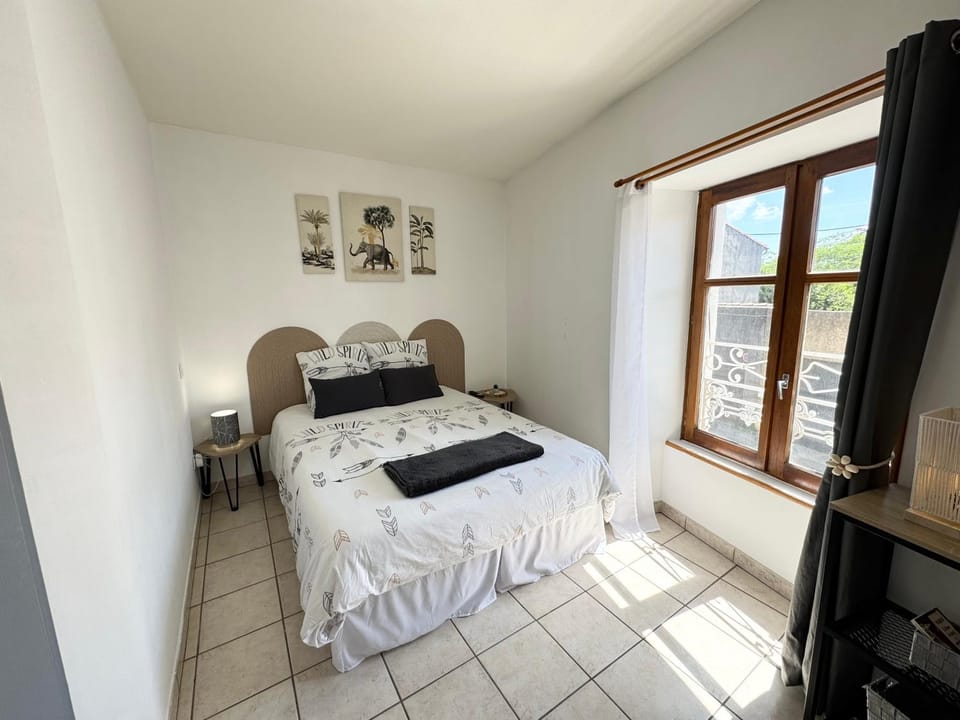 Bed, TV and multimedia, Photo of the whole room, Bedroom