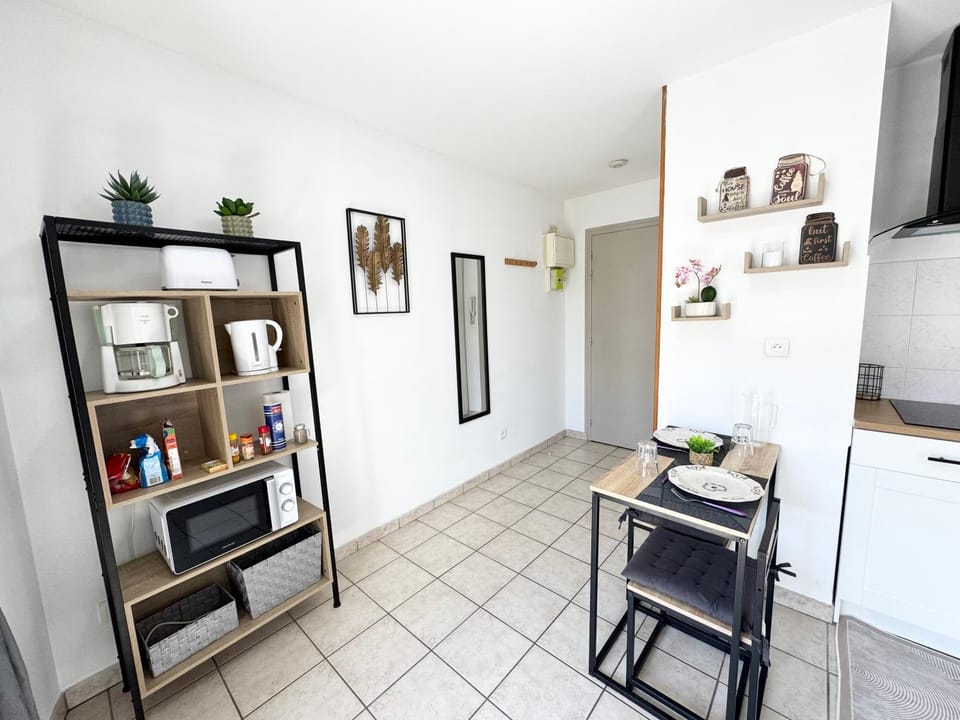 Kitchen or kitchenette, Dining area