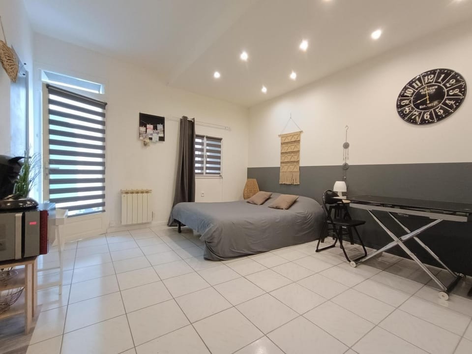 Bed, Dining area, internet, minibar, pet friendly