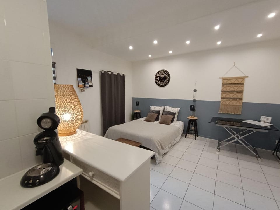 Bed, Living room, Photo of the whole room, Seating area, Bedroom