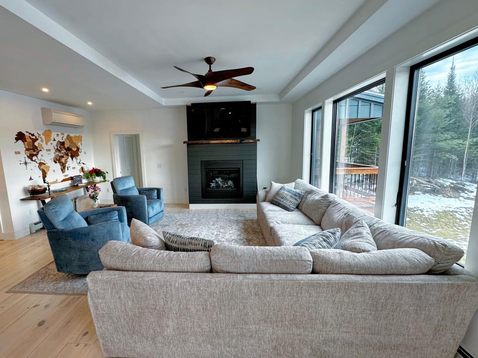 2M New rustic contemporary home with stunning views, great amenities and perfect private location. House in Sugar Hill