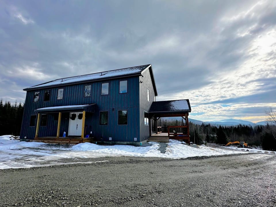 2M New rustic contemporary home with stunning views, great amenities and perfect private location. House in Sugar Hill