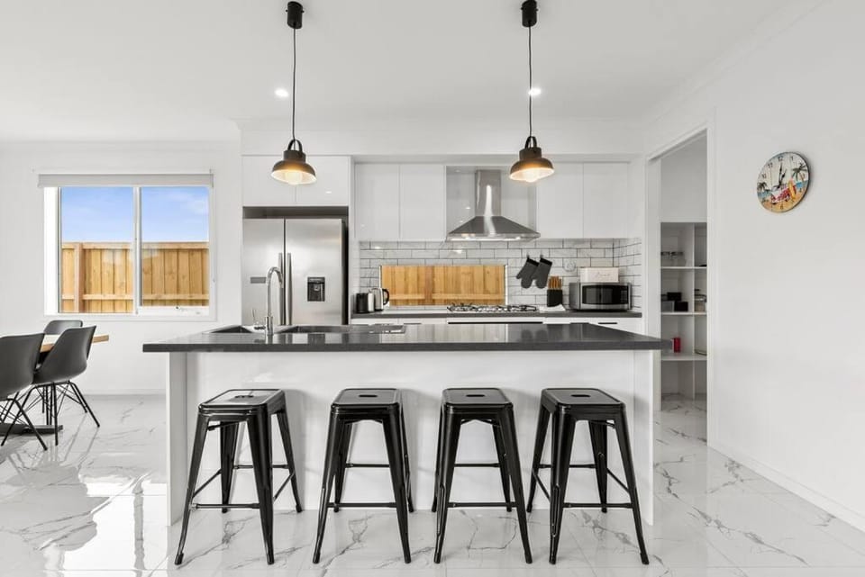Amazing family home opposite a park & sleeps 10 House in Melbourne