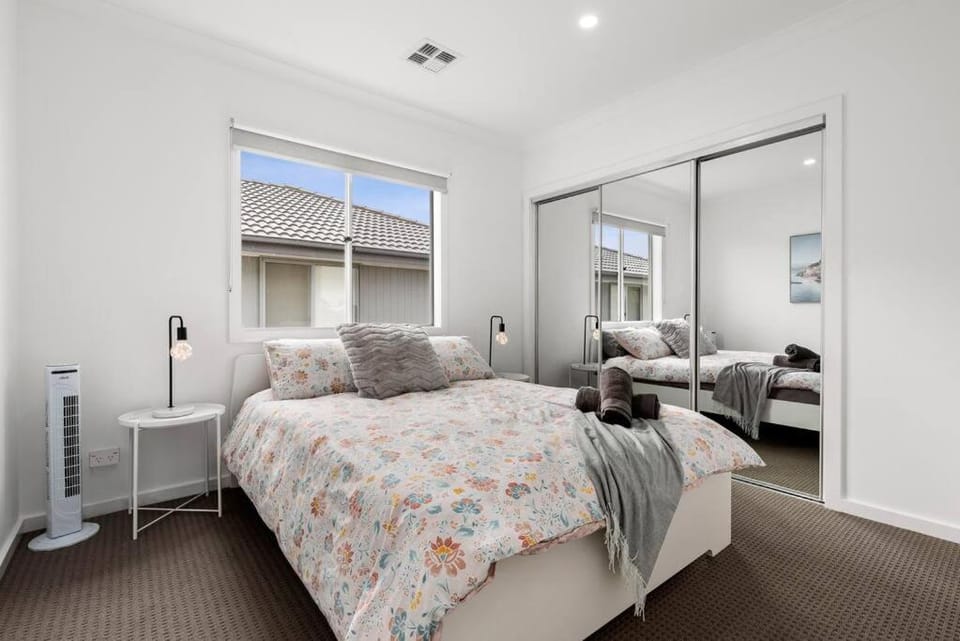 Amazing family home opposite a park & sleeps 10 House in Melbourne