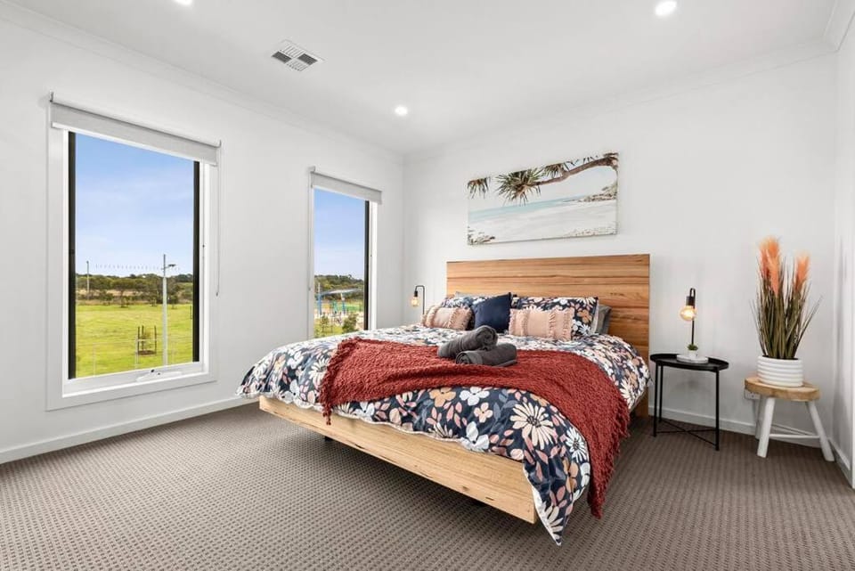 Amazing family home opposite a park & sleeps 10 House in Melbourne