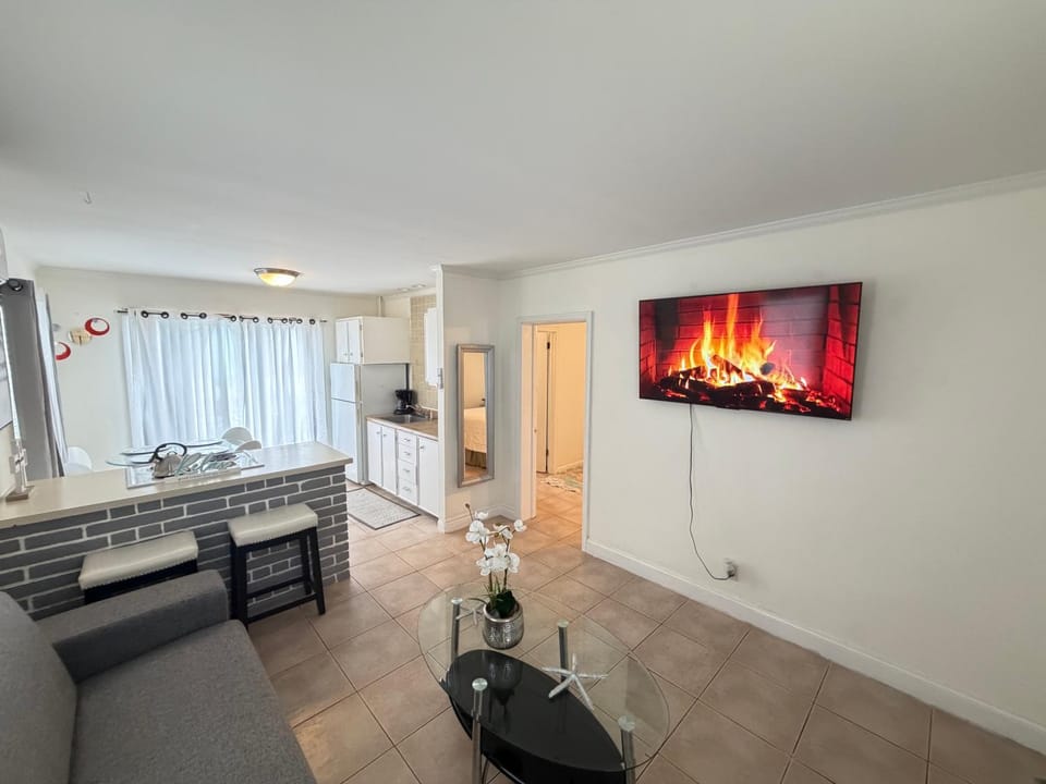 (A) Casa Azul. Minutes from the Beach & Mall Apartment in Palm Beach Gardens