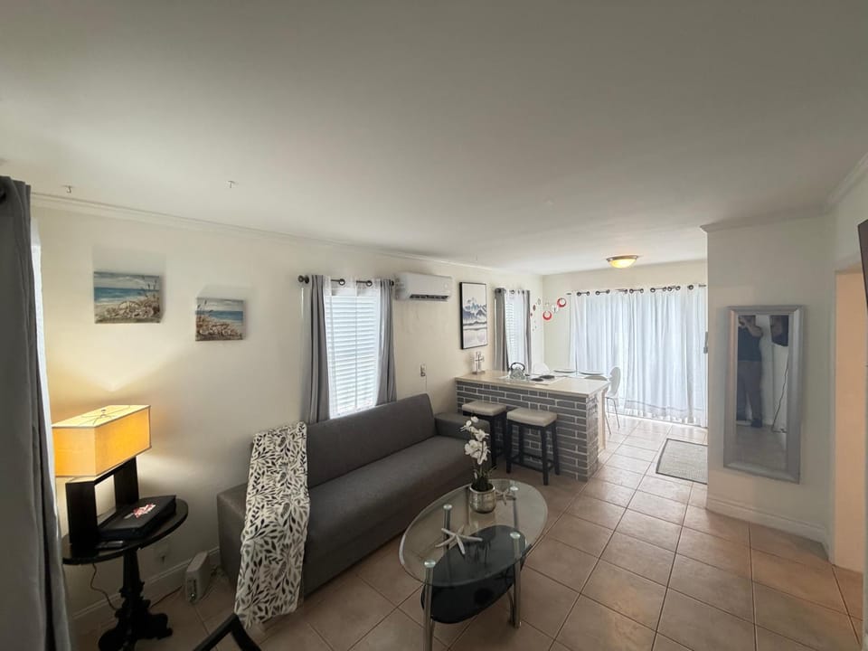 (A) Casa Azul. Minutes from the Beach & Mall Apartment in Palm Beach Gardens