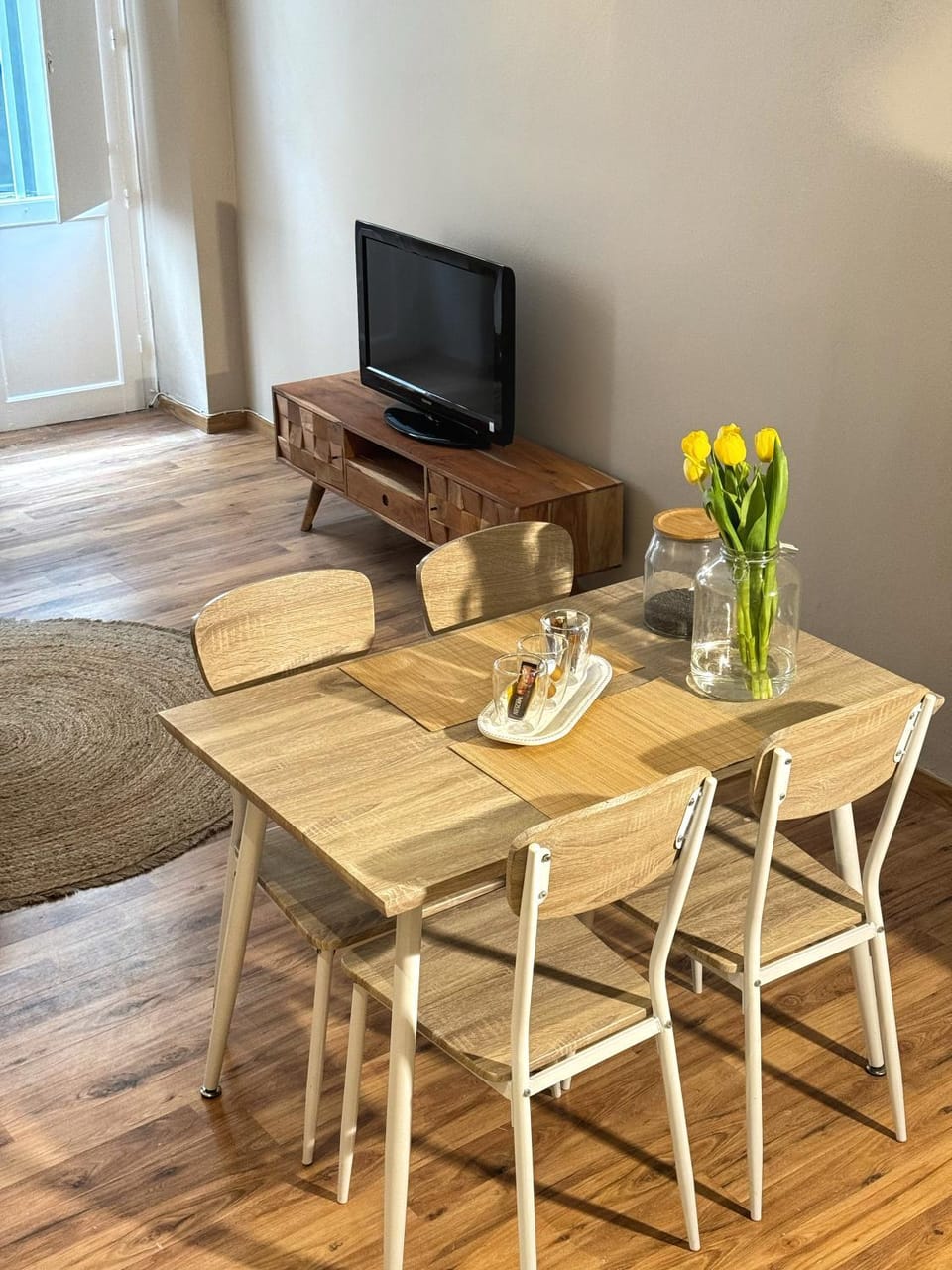 TV and multimedia, Living room, Seating area, Dining area, Evening entertainment