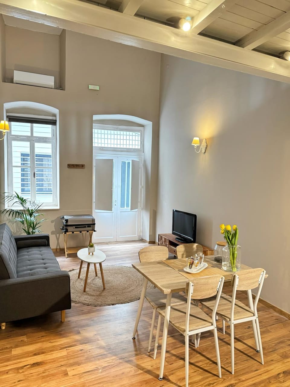 TV and multimedia, Living room, Seating area, Dining area, air conditioner