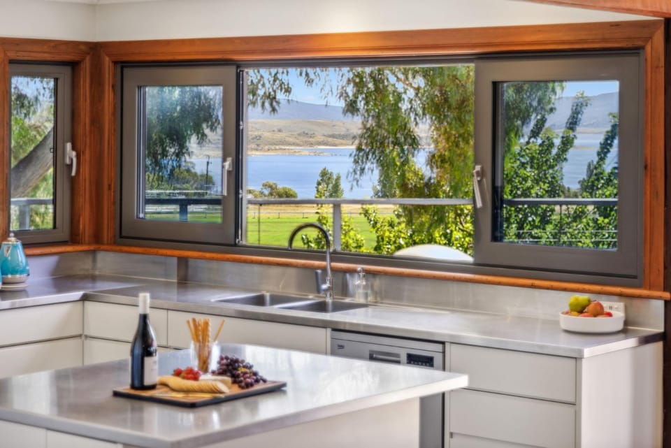 Kitchen or kitchenette, Lake view